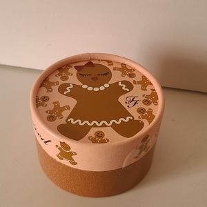 Kissable body shimmer